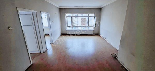 Şafaktepe'de 1. Ve 3. Katta Cadde Yakını 3+1 Satılık Daire !!!