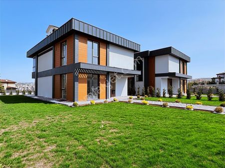 Bağlıca'da Site İçerisinde 750 M2 Arsası İle Süper Lüx 6+1 Villa
