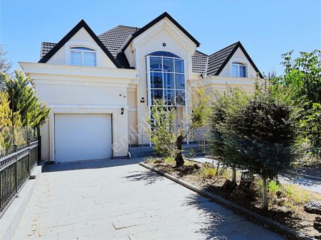 Polatlı Kuşçu'da 3000 M2 Kış Bahçeli 4+2 Satılık Villa