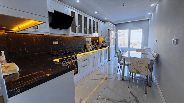 Acil Acil İstasyon 'da Mükemmel Lokasyonlu Önüaçık Merkezi Konum