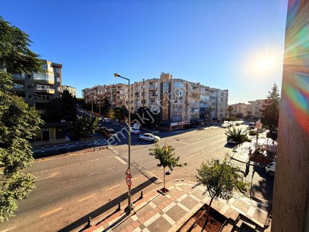 Hayat Emlak’tan Satılık Emniyet Caddesi Üzeri Köşe Başında 3+1 Ara Kat 2.kat Daire Kaçırılmayacak