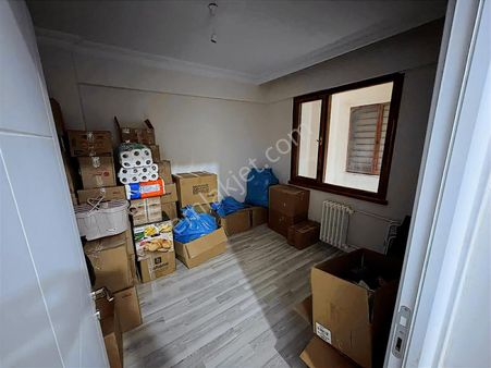 Engin Erdem'den Merterde 25 Yıllık Binada 3+1 Satılık Daire