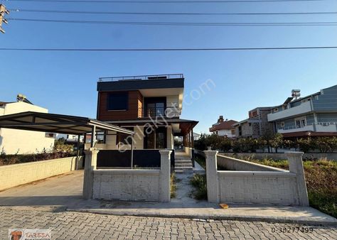 Tarssa Gayrimenkul'den Dikili Cumhuriyet Mh. Denize Yakın 4+1 Satılık Triplex Villa!