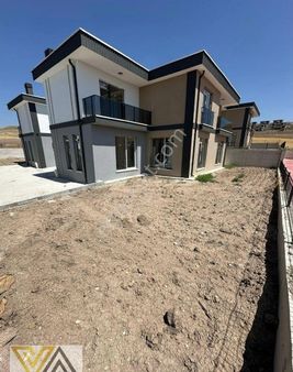 Valentia'dan Karacakaya'da 4+1 İki Katlı Satılık Villa !!!