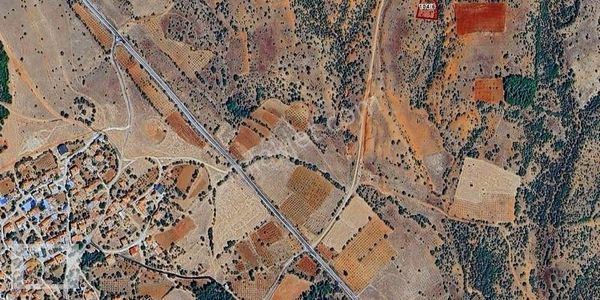 Uşak Karahallı Dumanlı Köyünde 1378m2 Yola Yakın Tarla