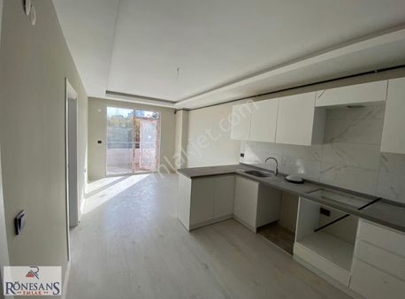 Rönesans Emlak'tan Deniz Manzaralı Satılık 1+1