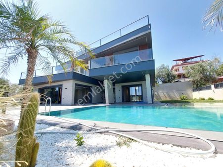 Narlı'da,650m2 Arsa İçinde Eşşiz Mimarili Havuzlu 6+1 Lüks Villa