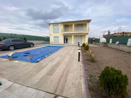 Kahramankazanda 500 M2 Arsa Üzerine Yapılı Havuzlu İmarlı İskanlı Satılık Lüx Villa