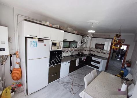 Kolçan Emlak'tan Menderes Caddesi Üzeri Satılık 3+1 Daire