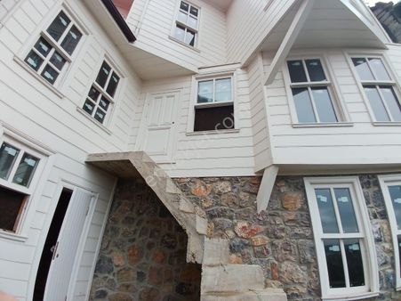 Yalıköyde Rekonstrüksiyon Projesine Uygun Yenilenmiş Ahşap Köşk