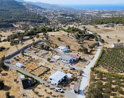 Deniz Manzaralı 221 M2 Elektrik, Su Ve Resmi Yolu Olan Bahçe