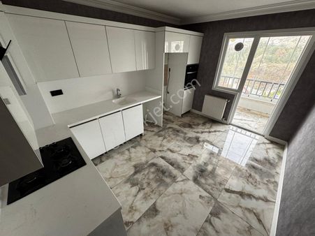 İncirli'de Genç Bina'da Orta Kat 4+1 Önü Açık Asansörlü 2 Banyo