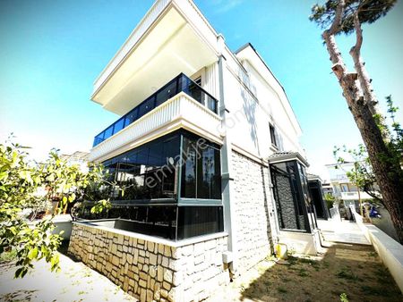 Konforlu Ve Lüks Bir Yaşam Tarzını Tercih Edenler İçin Aygülden Akçay'da 3+1 Satılık Müstakil Villa