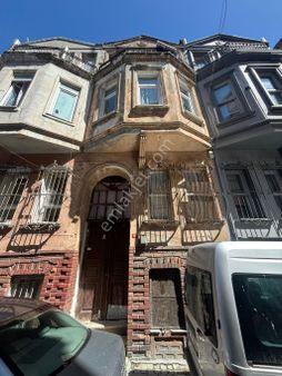 Kumkapı’da Dört Katlı Sarılık Bina