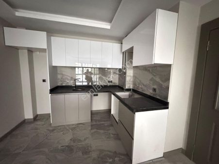 Çiçekli Mahallesinde Cadde Üzerinde 2+1 Katta Yeni Binada Daire