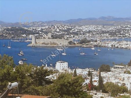 Kumbahçe'de Satılık, Kale Ve Deniz Manzaralı, Havuzlu Villa.