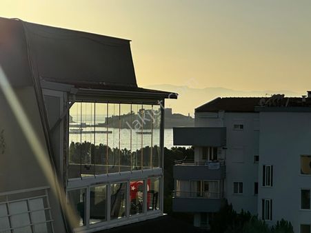 Kuşadası Sahile Marinaya 150 Mt Havuzlu Sitede Manzaralı Sıfır 3+1