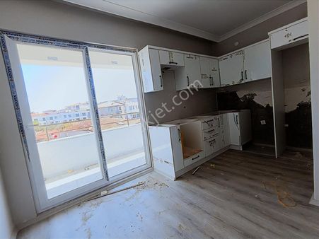 Sancak Emlaktan Gomecte Yaya Da Kapali Mutfak 2+1 Firsat Daire..