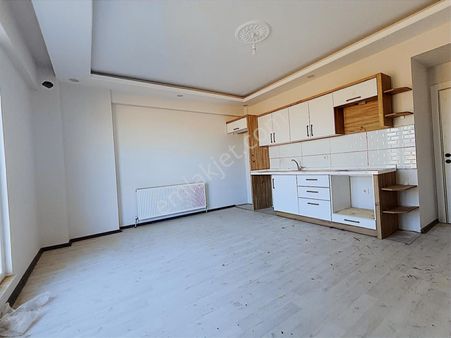 Sancak Emlaktan Mithatpaşada 1+1 Sifir Daire...