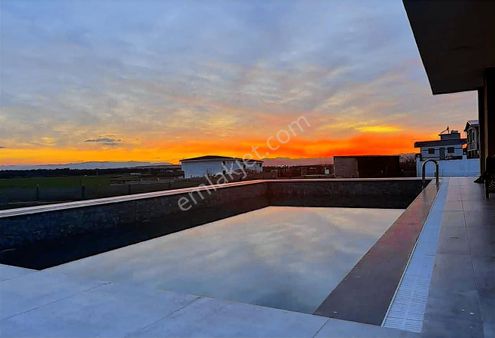 Buca Karacaağaç'ta 1750m2 Arazi İçinde Lüx Eşyalı 2+1 Havuzlu Ev