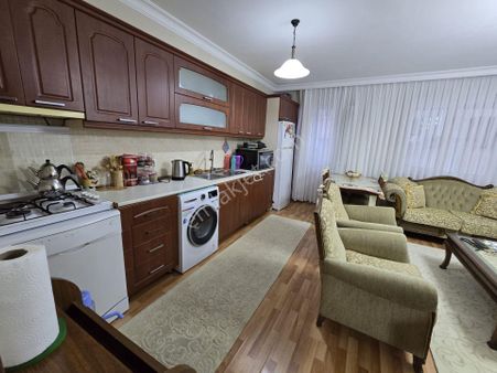 Balçovada Genç Binada Bahçeli Otoparklı Satılık Geniş 2+1 Daire