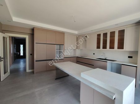 Bağlıca'da Site İçinde,5+1,sıfır,kapalı Garaj,5 Banyo,lüks Villa
