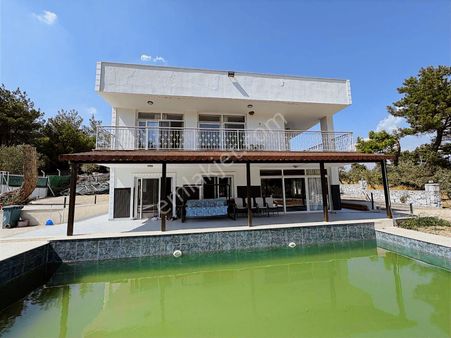 Buca Karacagacta 10dönüm Arazi Ve 2katlı Havuzlu Ful Esyalı Ev