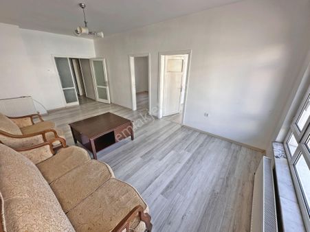 Dikimevi Metro Yakınında Ara Katta Çift Balkonlu 3+1 Satılık Daire