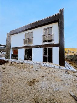 Karacakaya Mahallesinde Doğayla İç İçe 5+1 Lüks Bahçeli Villa