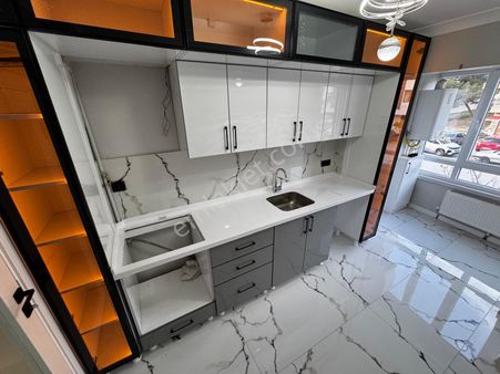 İncirli Tam Merkezde Yunus Emre Cad Yakını Orta Kat 3+1 Ön Lüks