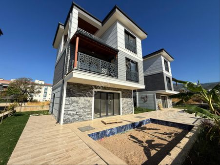 Kuşadası Davutlarda Satılık Tripleks Müstakil Villa