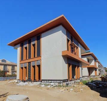 Güzelce'de Güvenli Site İçerisinde Müstakil Havuzlu Lüks Villa