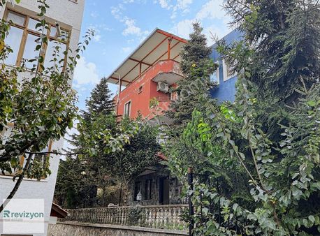 Konak Mahallesinde 3 Katlı Havuzlu Bahçeli Satılık Villa