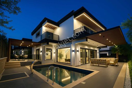 Ayanoğlu'ndan Kusursuz Kalite Havuzlu, Deniz Manzaralı 5+1 Villa