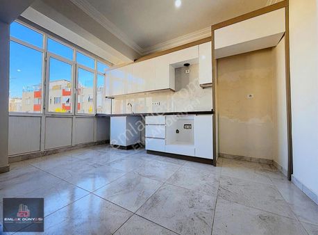 Üçgen Mah.yüzüncüyıl Bulvarına Bir Bina Emsalin Altın'da3+1daire