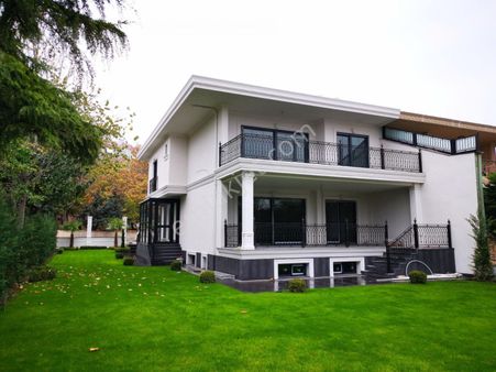 Bağlıcada Köşe Başı Geniş Bahçeli Müstakil Villa Keyfini Yaşayın