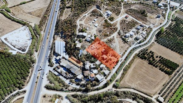 İçinde 4 Adet Müstakil Ev Bulunan Satılık Arazi