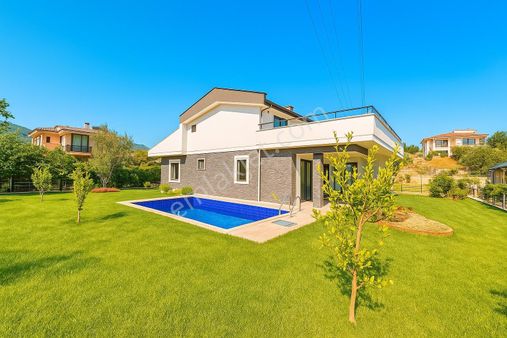 Ayanoğludan Altınolukta Devasa Büyüklükte Arsaya Sahip 4+1 Villa