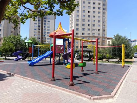 Küçükçekmece Göl Konutlarında Satılık 2+1 Daire