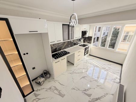 Utku Emlak'tan Akçay Merkez'de Ara Kat Lüks Tasarımlı 2+1 Daire