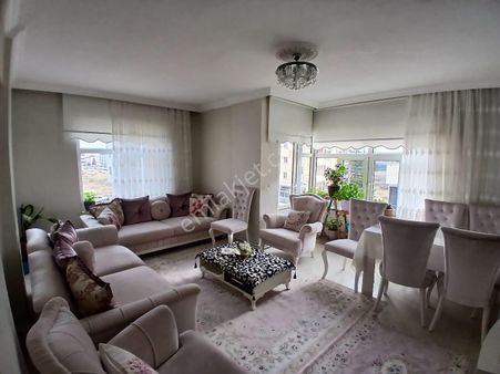 Akçay Emlak'tan Akşehir İstasyon Mahallesinde Asansörlü Ara Kat Komple Bakımlı Satılık 3+1 Daire