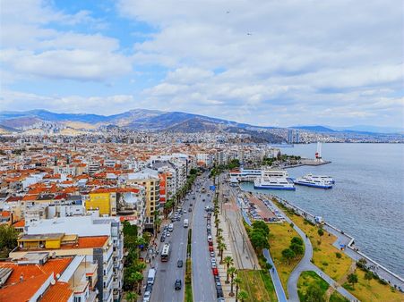 Karşıyaka Sahilde 3+1 Otoparklı Lüks Yalı Dairesi