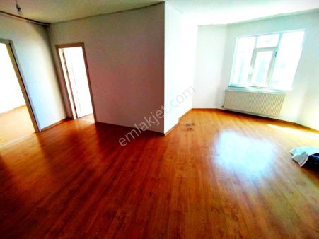 Ataşehir Küçükbakkalköy'de 2+1 Satılık Arakat Daire