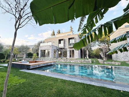 Ayanoğlundan Minamlist Çizgili 3+1 Villa Detaylı Tanıtım Videolu