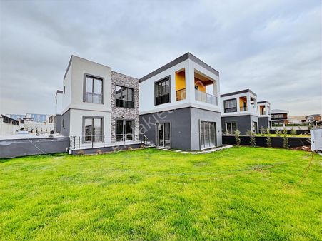 Bağlıca'da Harika Lokasyonda İskanı Alınmış 4+1 Sitede Villa