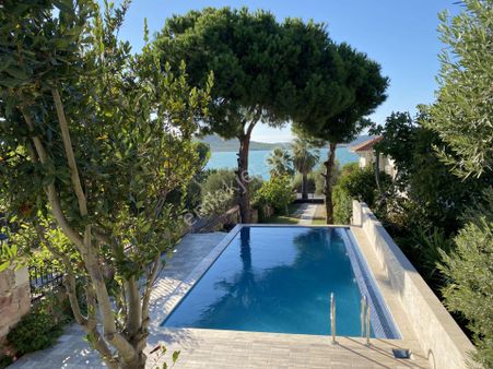 Ayvalık Camlık Ta Satılık 2 Adet Mustakil Ev.denize Sıfır