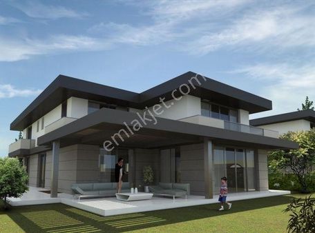 Bağlıcada Harika Konumda Geniş Bahçeli Villa