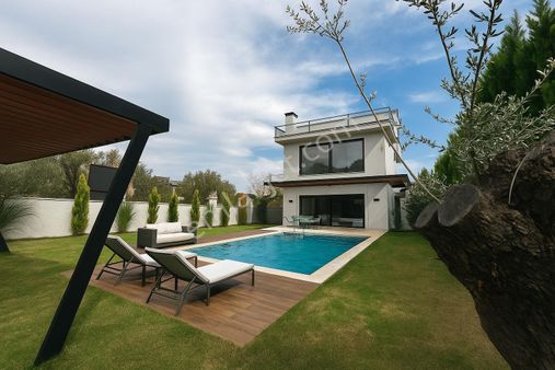 Ayanoğlun'dan Güre'de Büyük Arsa Ferah Kullanımlı Kaliteli Villa