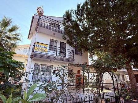 Denize Yürüme Mesafesinde Satılık 4+1 Müstakil Geniş Bahçeli Villa
