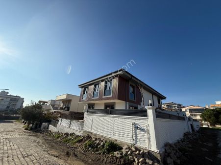 Seferihisar Gözsüzler’de Köşe Parsel 4+2 Lüks Villa!
